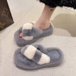 Cross-strap fuzzy slippers featuring soft fur and a cozy fur lining for ultimate comfort and warmth.